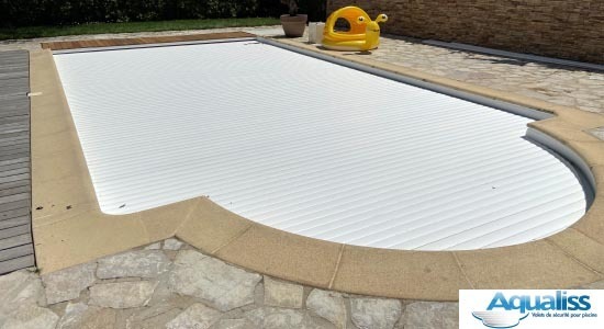 couverture piscine lame PVC