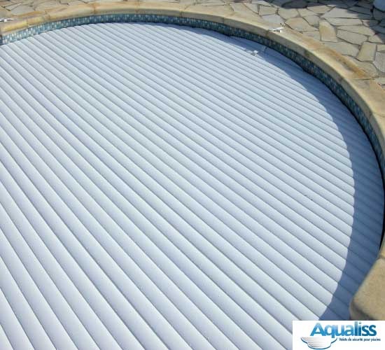 couverture piscine en lame PVC