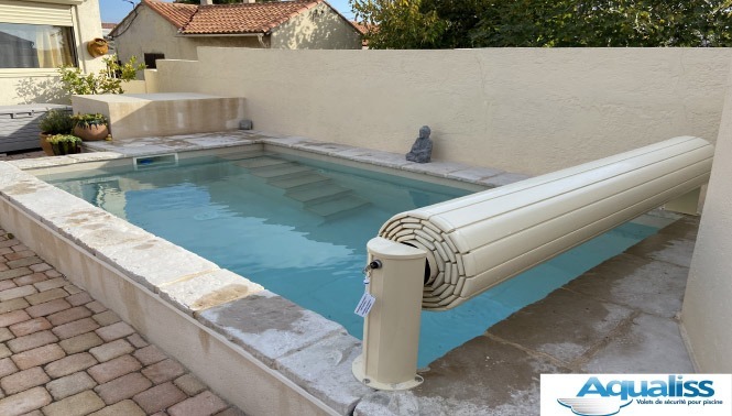 volet de piscine gris