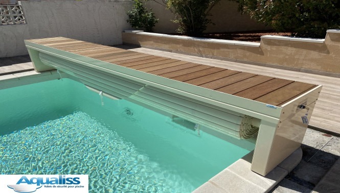 couverture de piscine en banc