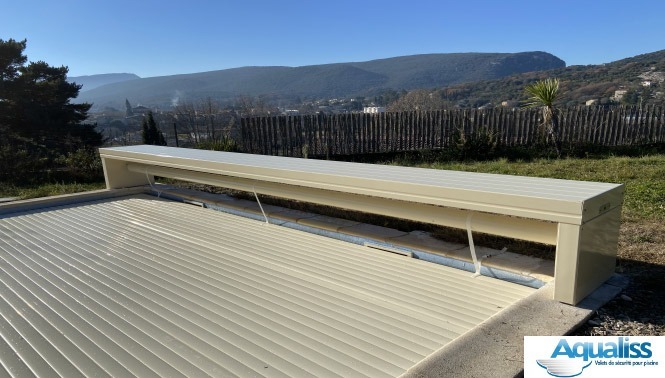 rideau piscine avec banc