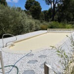 Volet de piscine hors sol couleur vanille, fermé sur la piscine, photographié en pleine journée à Avignon.