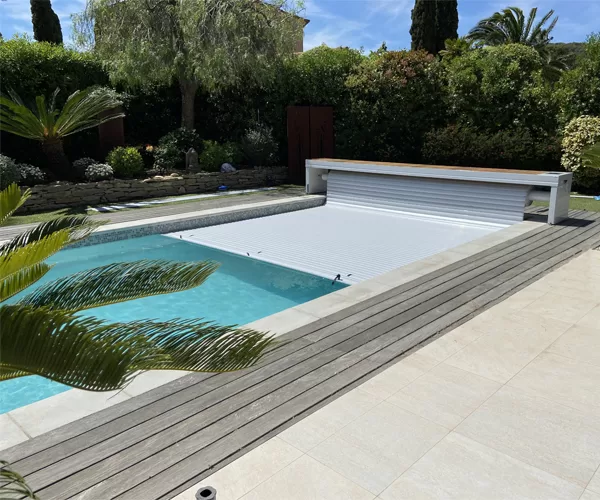 Volet de piscine en forme de banc qui se déroule dans la piscine, capturé en pleine journée à Montpellier