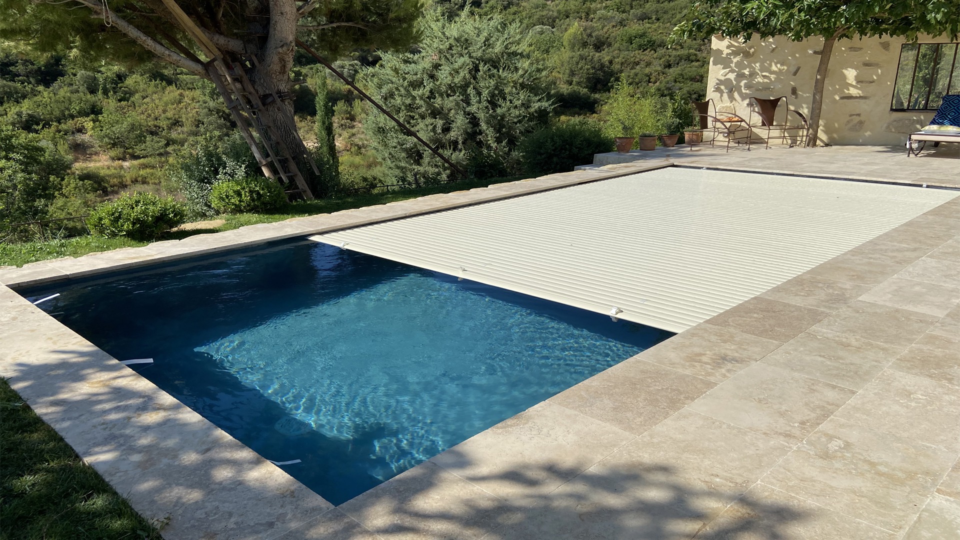 Volet de piscine immergé Aqualiss – fabrication française sur mesure