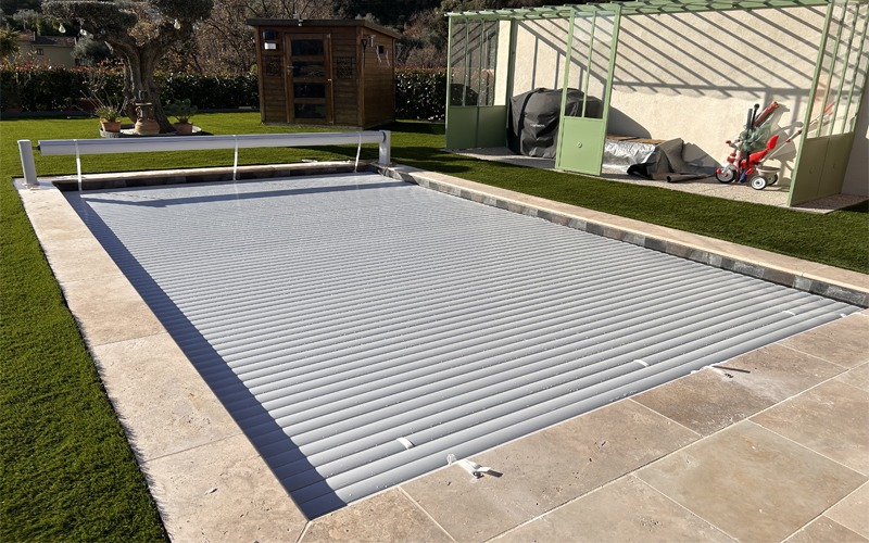 Volet de piscine hors sol couleur gris, fermé sur bassin 8x4m