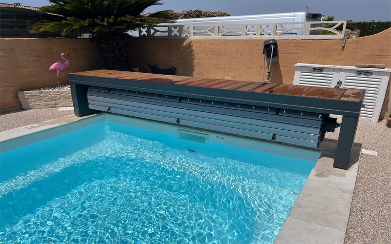 Volet de piscine hors sol en forme de banc, en position ouvert à Alès.