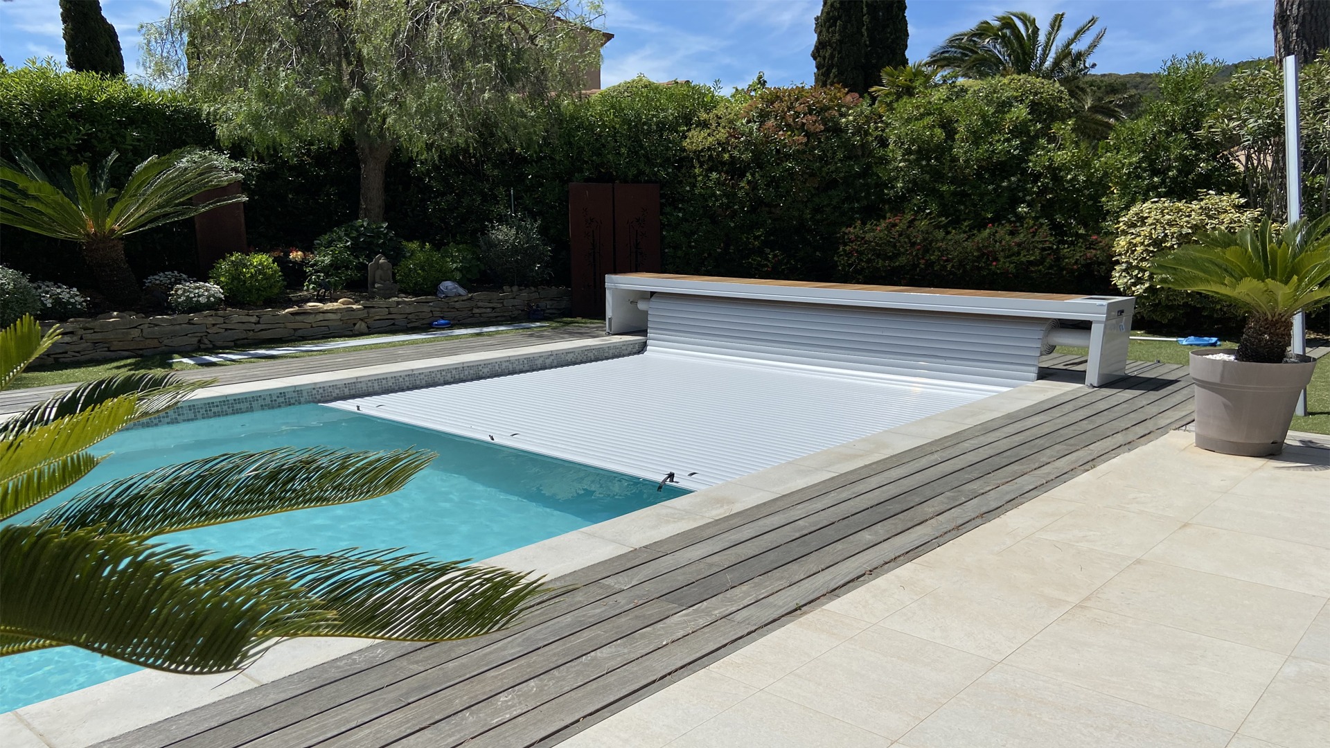 Volet de piscine en forme de banc qui se déroule dans la piscine, capturé en pleine journée à Montpellier