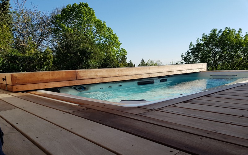 Terrasse mobile de piscine en bois, reculée à l'arrière