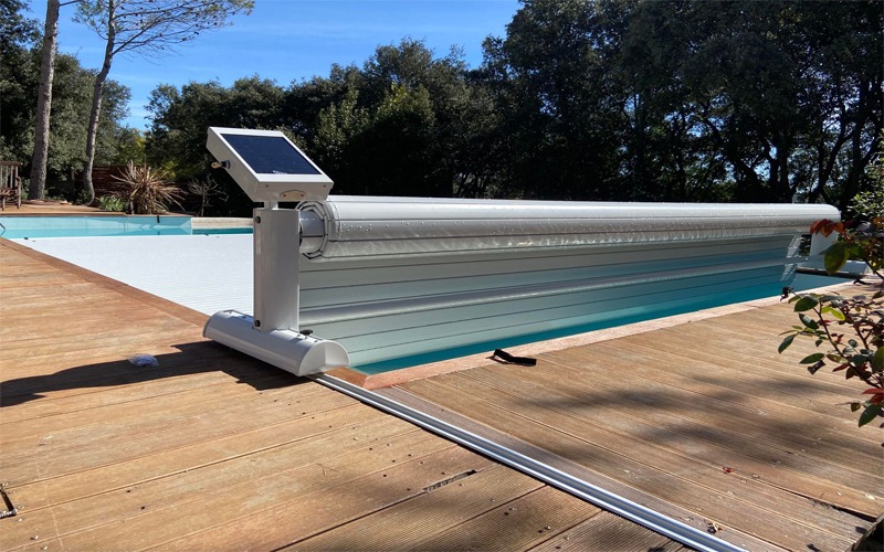 Volet de piscine sur rails, en train de se déérouler à Montpellier